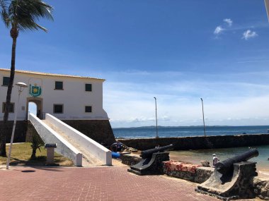 Güneş ışığında kale inşaatı. Toplar ve kumsalda insan var.