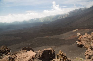 güzel dağlık volkanik manzaranın resimsel görüntüsü