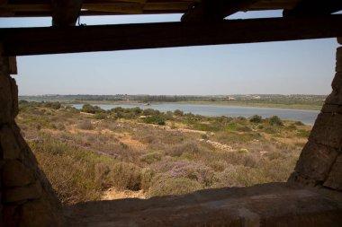Dağlardaki deniz manzarası