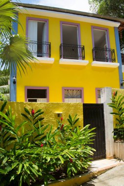 Güzel bir kıyı tropik köyü manzarası.