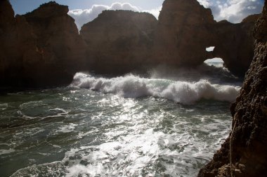 Güzel kayalık deniz manzarası