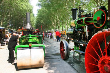 Sergi klasik treni ve parktaki diğer araçlar.