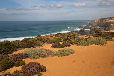 Güzel kayalık deniz manzarası