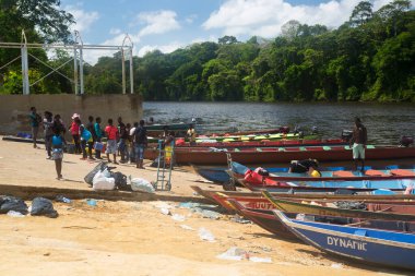 Denizde balıkçı tekneleri