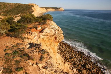 Güzel bir deniz manzarası, kayalık bir kıyı. 