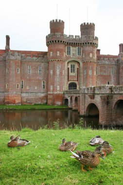 Herstmonceux Şatosu 'nun girişi, İngiltere' deki en eski ve önemli tuğla binalardan biri.