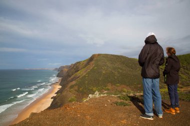 Portekiz, Cordoama 'da plajın tadını çıkaran bir çift turist..
