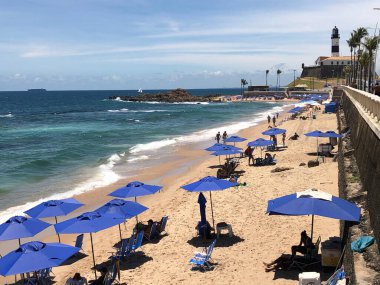 Halkın plaj sahnesinde insanlar gün ışığında