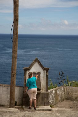 Gündüz vakti deniz kıyısında bir kadın