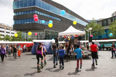 Şehirde bir meydanda festival