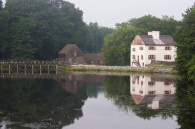 Şehirdeki nehrin güzel manzarası