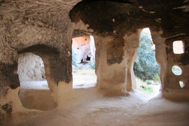 Mağara evleri ve kiliseler volkanik kayalara oyulmuş. Kapıları, pencereleri ve iç odaları var.