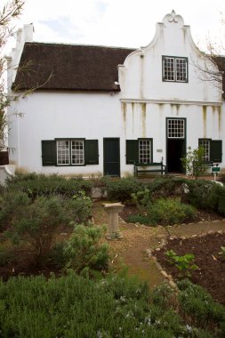 Tipik tarihi Hollanda sömürge çiftlikleri ve kırsal bir şehrin sokaklarındaki ev