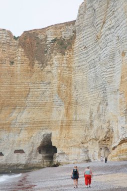 Deniz kıyısı yürüyüş insanlar
