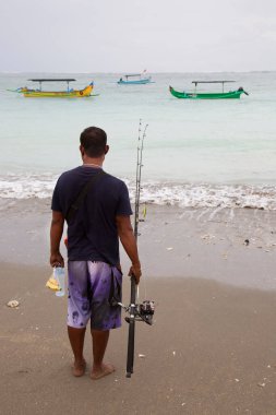 Deniz kıyısında balıkçı.