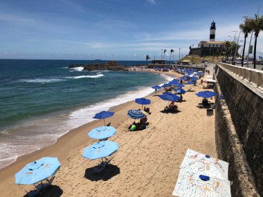 Halkın plaj sahnesinde insanlar gün ışığında