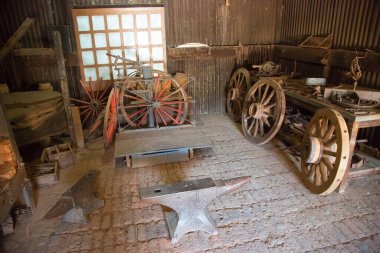 Paslı bir atölyenin içinde.