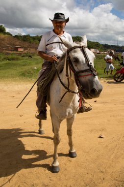 At üstünde şapka takan son sınıf öğrencisi.