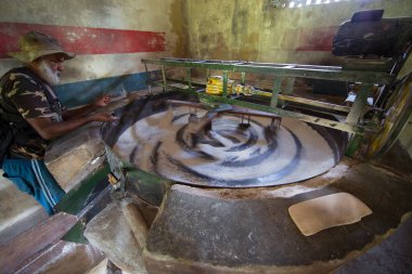 Un değirmeninde çalışan bir adam.