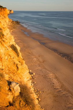 Kayalık deniz kıyısının gün batımı manzarası