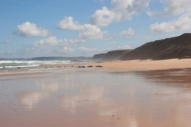 Deniz manzaralı güzel bir sahil.