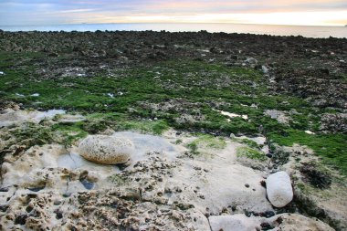 Denizin üzerinde güzel bir gün batımı