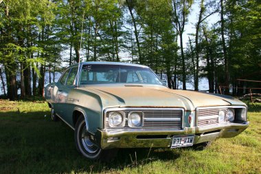 Eski model bir araba yolda.