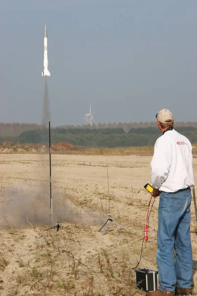 Muž Sledující Odpálení Rakety — Stock fotografie