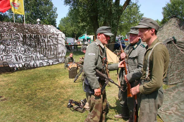 Symulowane Wojny Wojenne Historycznymi Kostiumami Starymi Samochodami — Zdjęcie stockowe