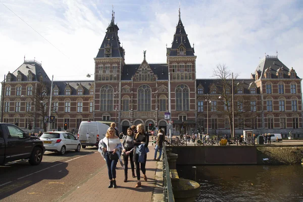 Hollanda 'nın güzel kanal manzarası 