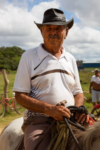 At üstünde şapka takan son sınıf öğrencisi.