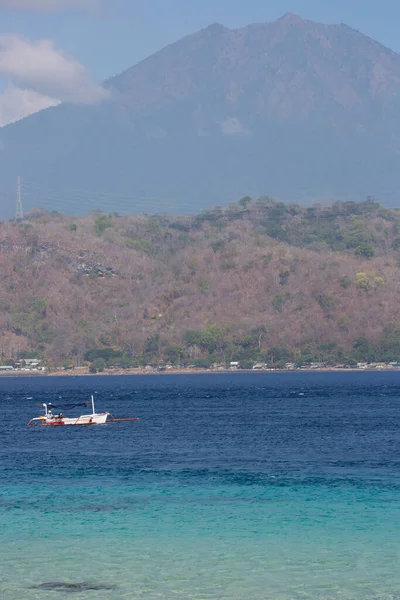 Deniz manzarası ve Akdeniz kıyısı adası