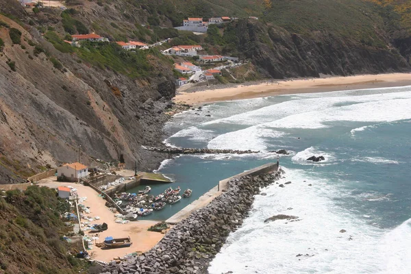 Costa Rocosa Vista Sobre Océano Ondulado —  Fotos de Stock