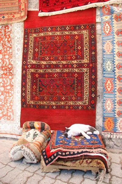 Halıda geleneksel Türk desenleri.