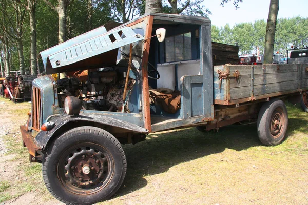 公園内の展示ヴィンテージ列車やその他の車両 — ストック写真