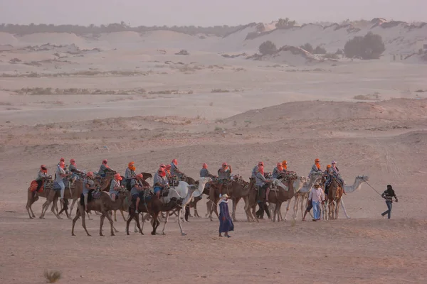 Vista Gente Montando Camellos Desierto — Foto de Stock