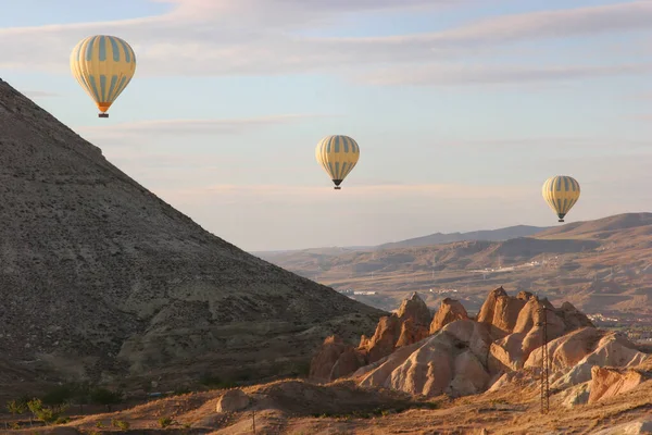 Turistlerle Dolu Sıcak Hava Balonları Ulusal Parkın Üzerindeki Volkanik Bir — Stok fotoğraf