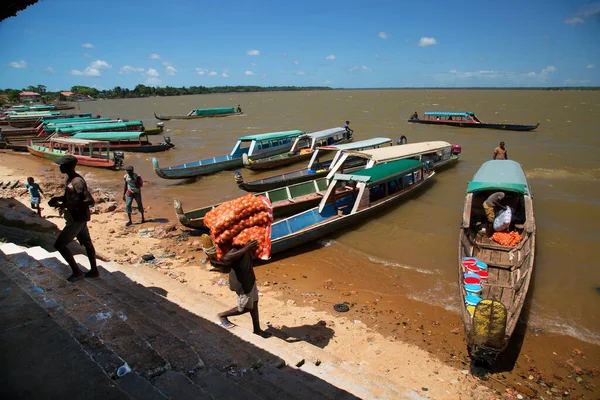 İnsanlar ve balıkçı tekneleri gün ışığında sahilde