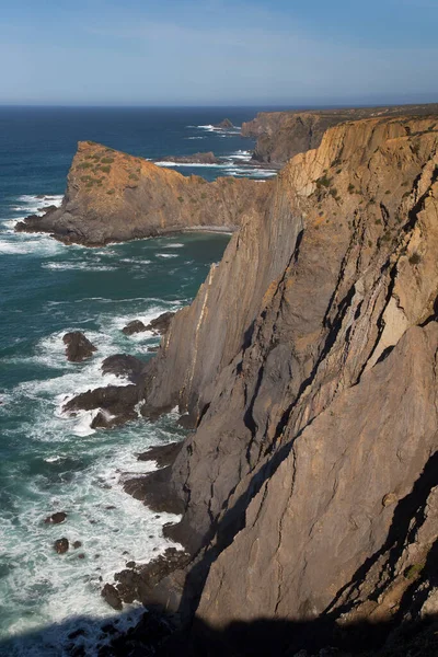 Portekiz 'in batı kıyısındaki güzel deniz manzarası