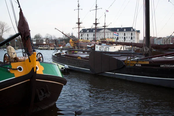 Hollanda, Amsterdam 'daki Kanal' da tekneler