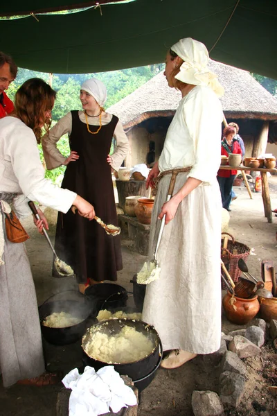  Antik kültür festivali, orta çağ yaşamı, orta çağda nasıl yaşandığını gösteren kostümlü insanlar.