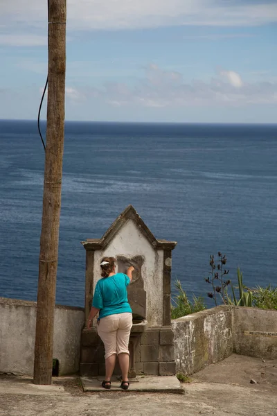 Gündüz vakti deniz kıyısında bir kadın