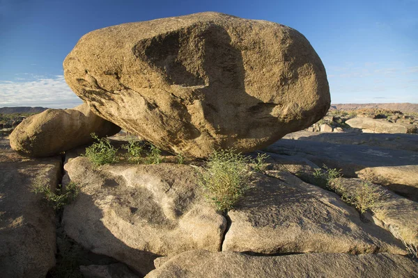 Kayalık dağın güzel manzarası