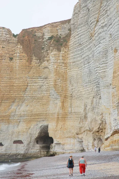 Deniz kıyısı yürüyüş insanlar
