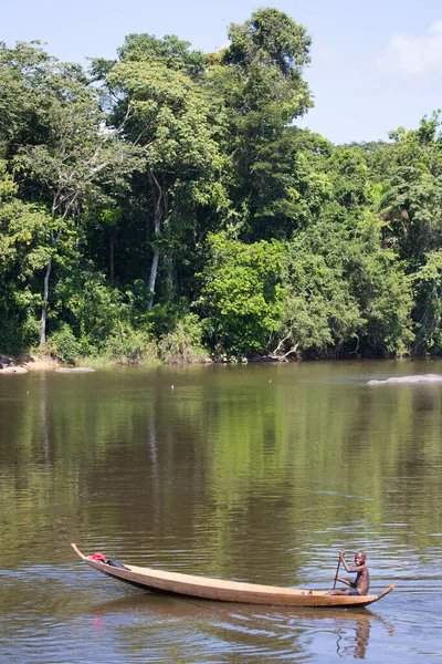 Gölde kanosu olan bir adam.