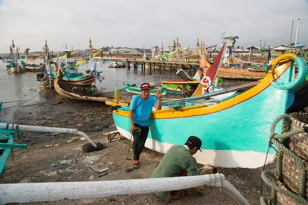 Jaskrawo Kolorowe Religijnie Urządzone Tradycyjnej Floty Rybackiej Porcie Pengambengan Indonezja — Zdjęcie stockowe