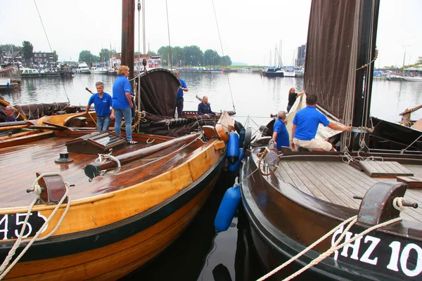 Seddin üzerindeki eski ahşap gemiler. 