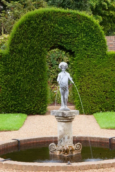 Fontana Scultura Ragazzo Con Tubi Nel Parco — Foto Stock