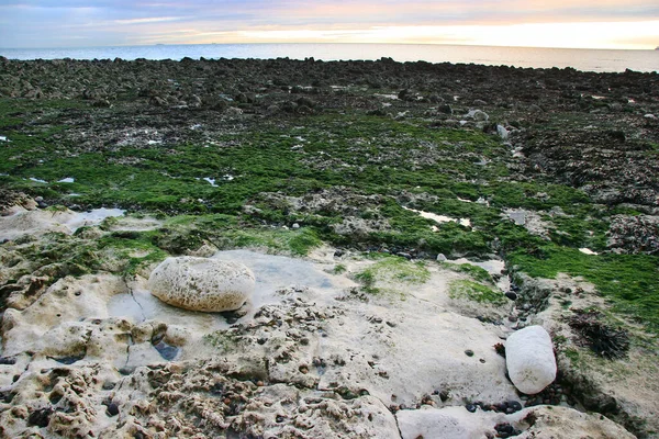 Denizin üzerinde güzel bir gün batımı