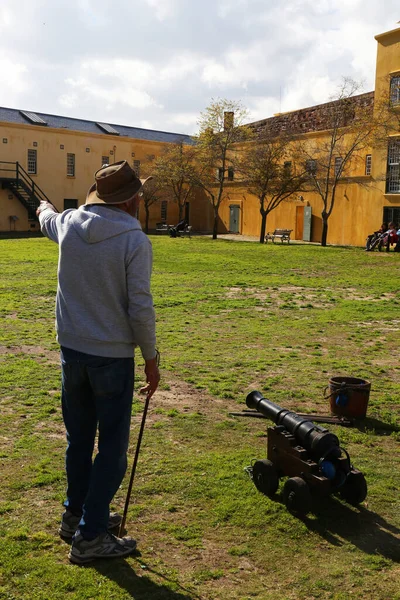 Man Shooting Cannon Yard Historical Castle — стоковое фото